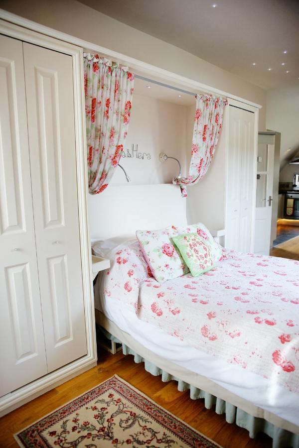 Fosse Farmhouse Holiday Cottages Chippenham  Exterior photo