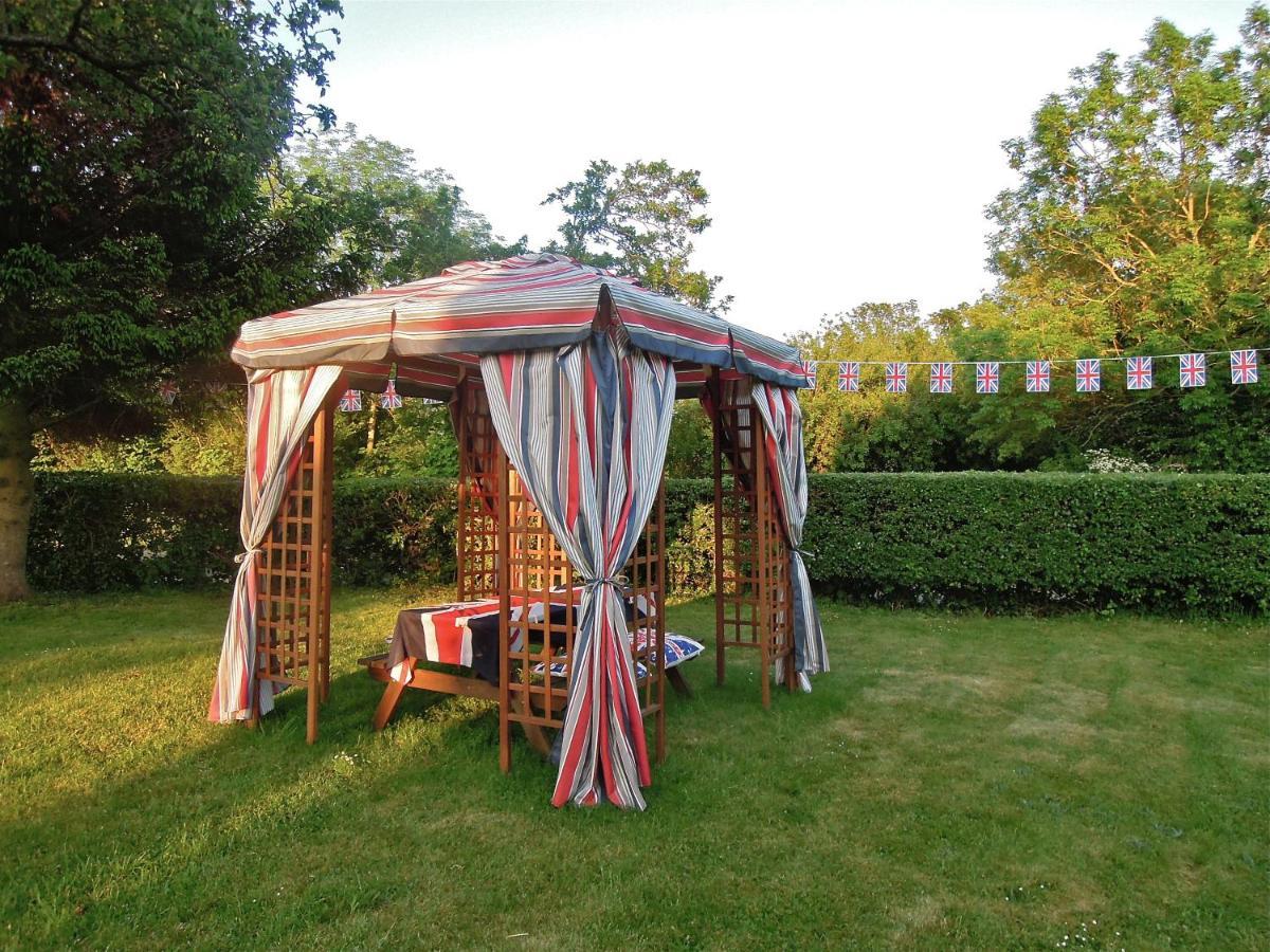 Fosse Farmhouse Holiday Cottages Chippenham  Exterior photo